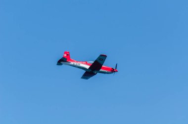 Torre Del Mar, İspanya - 27 Temmuz 2018 uçakları uçan plaj bir sahil kasabasında, Andalusia içinde airshow akrobasi üzerinden