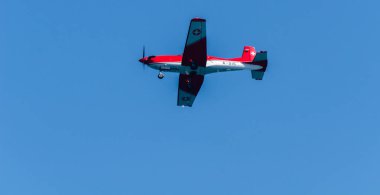 Torre Del Mar, İspanya - 27 Temmuz 2018 uçakları uçan plaj bir sahil kasabasında, Andalusia içinde airshow akrobasi üzerinden
