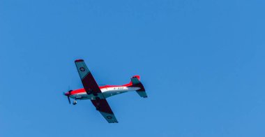 Torre Del Mar, İspanya - 27 Temmuz 2018 uçakları uçan plaj bir sahil kasabasında, Andalusia içinde airshow akrobasi üzerinden