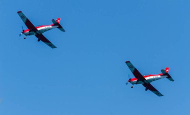 Torre Del Mar, İspanya - 27 Temmuz 2018 uçakları uçan plaj bir sahil kasabasında, Andalusia içinde airshow akrobasi üzerinden
