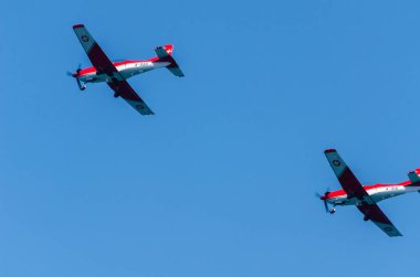 Torre Del Mar, İspanya - 27 Temmuz 2018 uçakları uçan plaj bir sahil kasabasında, Andalusia içinde airshow akrobasi üzerinden