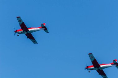 Torre Del Mar, İspanya - 27 Temmuz 2018 uçakları uçan plaj bir sahil kasabasında, Andalusia içinde airshow akrobasi üzerinden