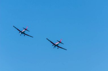 Torre Del Mar, İspanya - 27 Temmuz 2018 uçakları uçan plaj bir sahil kasabasında, Andalusia içinde airshow akrobasi üzerinden