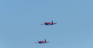 Torre Del Mar, İspanya - 27 Temmuz 2018 uçakları uçan plaj bir sahil kasabasında, Andalusia içinde airshow akrobasi üzerinden