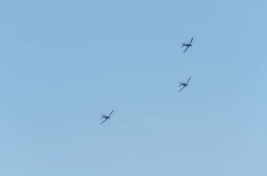 Torre Del Mar, İspanya - 27 Temmuz 2018 uçakları uçan plaj bir sahil kasabasında, Andalusia içinde airshow akrobasi üzerinden