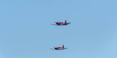 Torre Del Mar, İspanya - 27 Temmuz 2018 uçakları uçan plaj bir sahil kasabasında, Andalusia içinde airshow akrobasi üzerinden