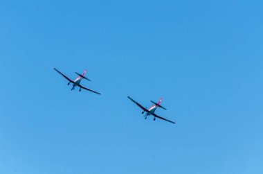 Torre Del Mar, İspanya - 27 Temmuz 2018 uçakları uçan plaj bir sahil kasabasında, Andalusia içinde airshow akrobasi üzerinden