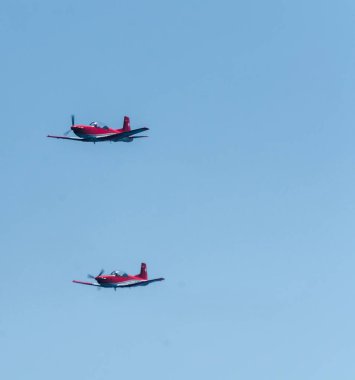 Torre Del Mar, İspanya - 27 Temmuz 2018 uçakları uçan plaj bir sahil kasabasında, Andalusia içinde airshow akrobasi üzerinden