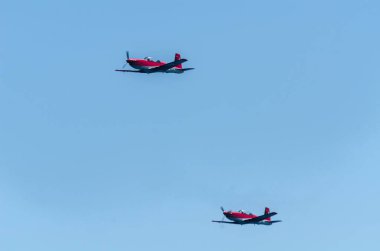Torre Del Mar, İspanya - 27 Temmuz 2018 uçakları uçan plaj bir sahil kasabasında, Andalusia içinde airshow akrobasi üzerinden