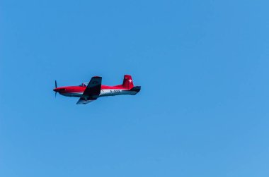 Torre Del Mar, İspanya - 27 Temmuz 2018 uçakları uçan plaj bir sahil kasabasında, Andalusia içinde airshow akrobasi üzerinden