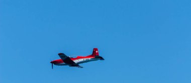 Torre Del Mar, İspanya - 27 Temmuz 2018 uçakları uçan plaj bir sahil kasabasında, Andalusia içinde airshow akrobasi üzerinden