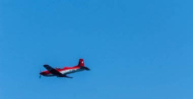 Torre Del Mar, İspanya - 27 Temmuz 2018 uçakları uçan plaj bir sahil kasabasında, Andalusia içinde airshow akrobasi üzerinden