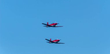 Torre Del Mar, İspanya - 27 Temmuz 2018 uçakları uçan plaj bir sahil kasabasında, Andalusia içinde airshow akrobasi üzerinden