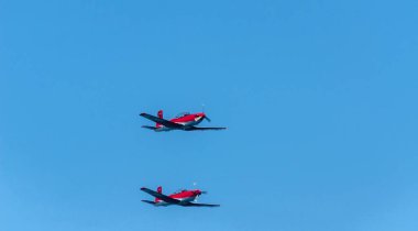 Torre Del Mar, İspanya - 27 Temmuz 2018 uçakları uçan plaj bir sahil kasabasında, Andalusia içinde airshow akrobasi üzerinden