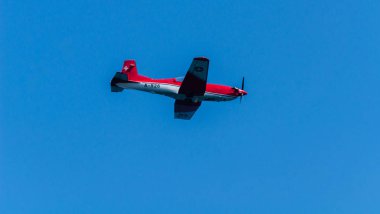 Torre Del Mar, İspanya - 27 Temmuz 2018 uçakları uçan plaj bir sahil kasabasında, Andalusia içinde airshow akrobasi üzerinden