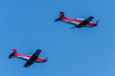Torre Del Mar, İspanya - 27 Temmuz 2018 uçakları uçan plaj bir sahil kasabasında, Andalusia içinde airshow akrobasi üzerinden