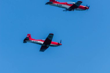 Torre Del Mar, İspanya - 27 Temmuz 2018 uçakları uçan plaj bir sahil kasabasında, Andalusia içinde airshow akrobasi üzerinden