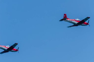 Torre Del Mar, İspanya - 27 Temmuz 2018 uçakları uçan plaj bir sahil kasabasında, Andalusia içinde airshow akrobasi üzerinden