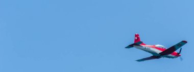 Torre Del Mar, İspanya - 27 Temmuz 2018 uçakları uçan plaj bir sahil kasabasında, Andalusia içinde airshow akrobasi üzerinden