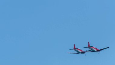 Torre Del Mar, İspanya - 27 Temmuz 2018 uçakları uçan plaj bir sahil kasabasında, Andalusia içinde airshow akrobasi üzerinden