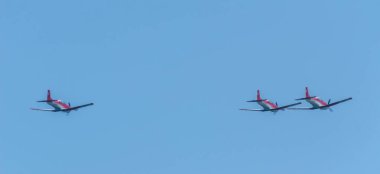 Torre Del Mar, İspanya - 27 Temmuz 2018 uçakları uçan plaj bir sahil kasabasında, Andalusia içinde airshow akrobasi üzerinden