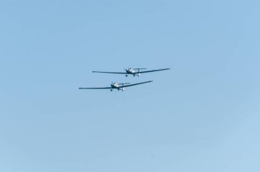 Torre Del Mar, İspanya - 27 Temmuz 2018 uçakları uçan plaj bir sahil kasabasında, Andalusia içinde airshow akrobasi üzerinden