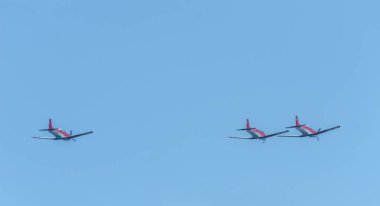 Torre Del Mar, İspanya - 27 Temmuz 2018 uçakları uçan plaj bir sahil kasabasında, Andalusia içinde airshow akrobasi üzerinden