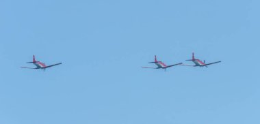 Torre Del Mar, İspanya - 27 Temmuz 2018 uçakları uçan plaj bir sahil kasabasında, Andalusia içinde airshow akrobasi üzerinden