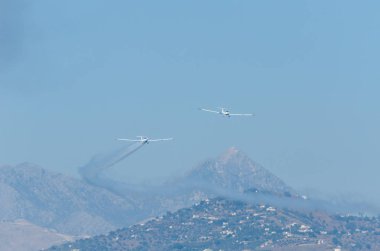 Torre Del Mar, İspanya - 27 Temmuz 2018 uçakları uçan plaj bir sahil kasabasında, Andalusia içinde airshow akrobasi üzerinden