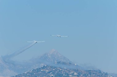 Torre Del Mar, İspanya - 27 Temmuz 2018 uçakları uçan plaj bir sahil kasabasında, Andalusia içinde airshow akrobasi üzerinden