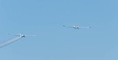 Torre Del Mar, İspanya - 27 Temmuz 2018 uçakları uçan plaj bir sahil kasabasında, Andalusia içinde airshow akrobasi üzerinden