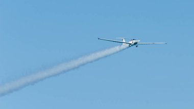 Torre Del Mar, İspanya - 27 Temmuz 2018 uçakları uçan plaj bir sahil kasabasında, Andalusia içinde airshow akrobasi üzerinden