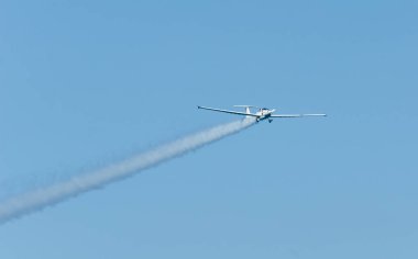 Torre Del Mar, İspanya - 27 Temmuz 2018 uçakları uçan plaj bir sahil kasabasında, Andalusia içinde airshow akrobasi üzerinden