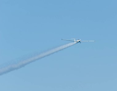 Torre Del Mar, İspanya - 27 Temmuz 2018 uçakları uçan plaj bir sahil kasabasında, Andalusia içinde airshow akrobasi üzerinden