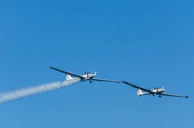 Torre Del Mar, İspanya - 27 Temmuz 2018 uçakları uçan plaj bir sahil kasabasında, Andalusia içinde airshow akrobasi üzerinden