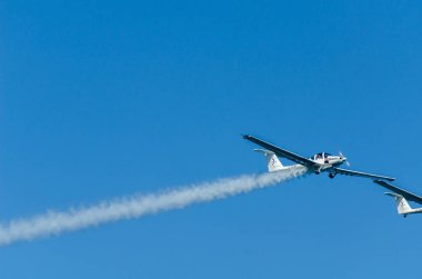 Torre Del Mar, İspanya - 27 Temmuz 2018 uçakları uçan plaj bir sahil kasabasında, Andalusia içinde airshow akrobasi üzerinden