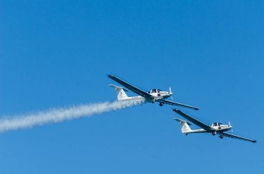 Torre Del Mar, İspanya - 27 Temmuz 2018 uçakları uçan plaj bir sahil kasabasında, Andalusia içinde airshow akrobasi üzerinden