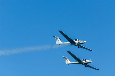 Torre Del Mar, İspanya - 27 Temmuz 2018 uçakları uçan plaj bir sahil kasabasında, Andalusia içinde airshow akrobasi üzerinden