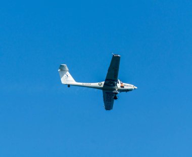 Torre Del Mar, İspanya - 27 Temmuz 2018 uçakları uçan plaj bir sahil kasabasında, Andalusia içinde airshow akrobasi üzerinden