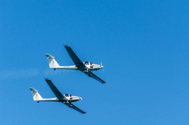 Torre Del Mar, İspanya - 27 Temmuz 2018 uçakları uçan plaj bir sahil kasabasında, Andalusia içinde airshow akrobasi üzerinden