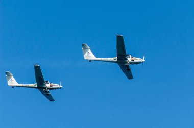 Torre Del Mar, İspanya - 27 Temmuz 2018 uçakları uçan plaj bir sahil kasabasında, Andalusia içinde airshow akrobasi üzerinden
