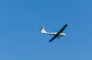Torre Del Mar, İspanya - 27 Temmuz 2018 uçakları uçan plaj bir sahil kasabasında, Andalusia içinde airshow akrobasi üzerinden