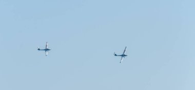 Torre Del Mar, İspanya - 27 Temmuz 2018 uçakları uçan plaj bir sahil kasabasında, Andalusia içinde airshow akrobasi üzerinden