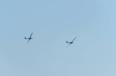 Torre Del Mar, İspanya - 27 Temmuz 2018 uçakları uçan plaj bir sahil kasabasında, Andalusia içinde airshow akrobasi üzerinden