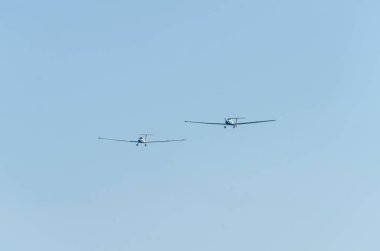 Torre Del Mar, İspanya - 27 Temmuz 2018 uçakları uçan plaj bir sahil kasabasında, Andalusia içinde airshow akrobasi üzerinden