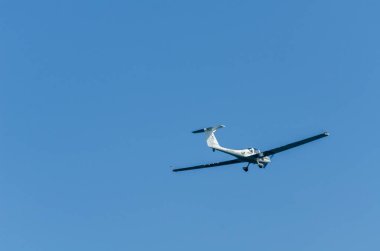 Torre Del Mar, İspanya - 27 Temmuz 2018 uçakları uçan plaj bir sahil kasabasında, Andalusia içinde airshow akrobasi üzerinden