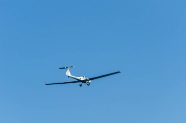 Torre Del Mar, İspanya - 27 Temmuz 2018 uçakları uçan plaj bir sahil kasabasında, Andalusia içinde airshow akrobasi üzerinden