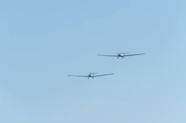 Torre Del Mar, İspanya - 27 Temmuz 2018 uçakları uçan plaj bir sahil kasabasında, Andalusia içinde airshow akrobasi üzerinden