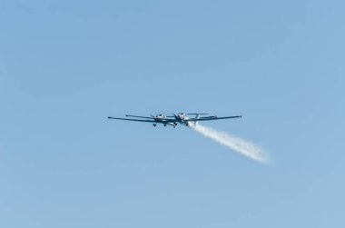 Torre Del Mar, İspanya - 27 Temmuz 2018 uçakları uçan plaj bir sahil kasabasında, Andalusia içinde airshow akrobasi üzerinden