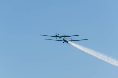 Torre Del Mar, İspanya - 27 Temmuz 2018 uçakları uçan plaj bir sahil kasabasında, Andalusia içinde airshow akrobasi üzerinden